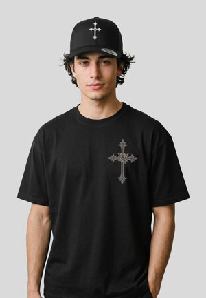 Mister Tee, GOTH CROSS TRUCKER CAP - Caps - black