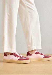 Niet geselecteerd, rose comb
