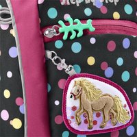 Schwarzer Rucksack mit mehrfarbigen Punkten, rosa Reißverschlüssen und einem grünen Reißverschlussanhänger. Mit einem gestickten Pferdeanhänger an einem dreieckigen Etikett.
