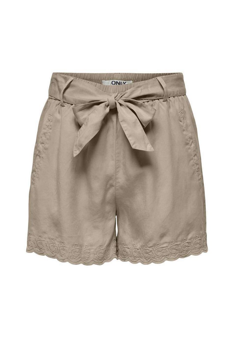 Shorts beige avec une ceinture en tissu, dotés d'une taille élastique et d'un motif floral brodé le long de l'ourlet. Texture en coton lisse.