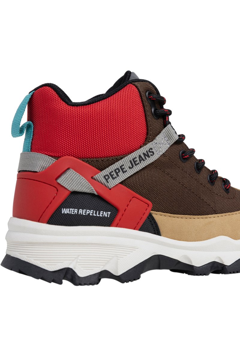 Braune, rote und graue High-Top-Sneaker aus wasserabweisendem Material, mit gemustertem Design und strukturiertem Sohlen. Mit Logo und farbigen Akzenten.