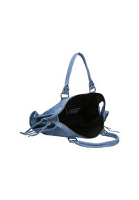 Borsa in suede blu con manico intrecciato, design a apertura superiore, interno nero e frange decorative lungo i lati. Dettagli in ottone.