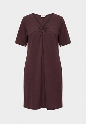 Lühikeste varrukatega põlveni ulatuv tume ploomivärvi kleit V-kaelusega ja rinnal kogutud rõngakujulise detailiga, varrukatel väikesed nööpikaunistused.