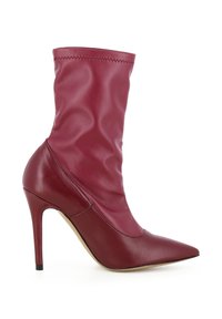 Bottine en cuir bordeaux avec un design légèrement froncé, bout pointu, et un talon aiguille de 10 cm. Présente une texture lisse et des détails cousus.