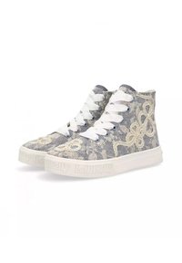 Sneaker alte grigie con lacci bianchi, texture in pizzo floreale e suola in gomma bianca. Marchio "Lelli Kelly" impresso di lato.