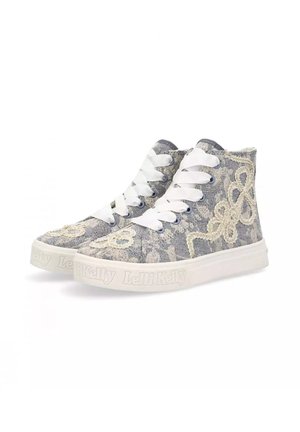 Sneaker alte grigie con lacci bianchi, texture in pizzo floreale e suola in gomma bianca. Marchio "Lelli Kelly" impresso di lato.