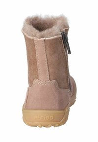 Botín de invierno de ante color beige para niño, con forro de forro polar, cremallera lateral y suela de goma grabada con "PEPINO", mostrado desde la parte posterior.