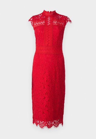 Sarkans mežģīņu midi kleita ar augstu kaklu, kapuces piedurknēm, ziedu rakstiem, viļņotu apakšmali un vertikālām mežģīņu detaļām priekšpusē.