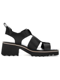Černá kožená sandála s otevřenou špičkou, silnou vroubkovanou podrážkou, blokovým podpatkem, nastavovacím páskem kolem kotníku a širokými překříženými pásky.