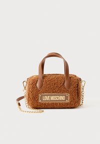 Smeđa faux shearling torba u obliku pravokutnika, s kožnim ručkama, zlatnim lancem kao remenom i zlatnom oznakom s logom sprijeda.