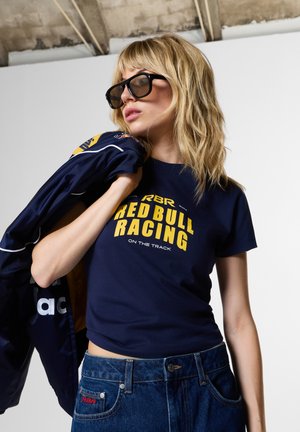 Red Bull Racing x Pepe Jeans, LEGACY BABY TEE - Тениска с щампа - navy