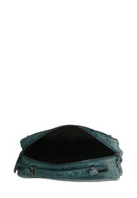 Borsa a tracolla di pelle color teal con una texture screpolata, chiusura con zip e un interno spazioso con una foderatura scura. Design compatto con sottili dettagli in metallo.