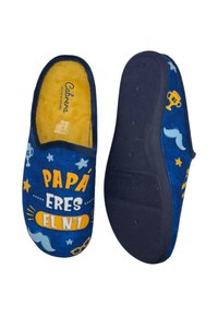Zapatillas de fieltro azules con forro amarillo que presentan el texto: "PAPÁ ERES EL N°1" y decoraciones de bigotes y estrellas. Suela de goma para mayor agarre.