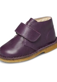 Scarpa per bambini in pelle viola con cinturino in velcro e suola in gomma beige, vista di lato su sfondo bianco.