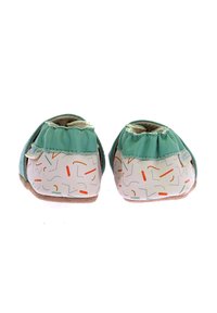 Chaussons en cuir souple avec un dessus teal et une semelle grise à motifs comportant des formes géométriques colorées. Ouverture élastiquée pour un enfilage facile.