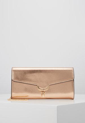 Pochette rectangulaire en or rose brillant avec fermeture à rabat et détail de chaîne dorée reposant sur une surface blanche.