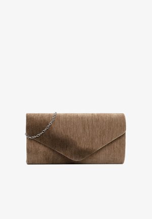 Brun velour clutch med en kuvert-design, der har en sølv kædetras og struktureret overflade. Låsemekanisme foran.