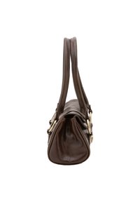Borsa a mano in pelle marrone con doppi manici, forma arrotondata e leggera lucentezza. Presenta hardware in tonalità oro e una cucitura lungo i bordi.