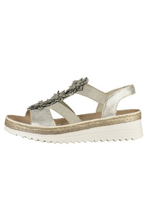 Kilehøjhælet sandal med metalliske sølvstropper, blomstdetaljer og en tekstureret overdel. Hvid gummisål med en vævet gulddetalje.