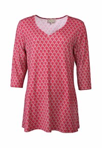 Rotes Strickoberteil mit V-Ausschnitt und Dreiviertelärmeln, das ein geometrisches Blattmuster in Weiß und Hellrosa aufweist.