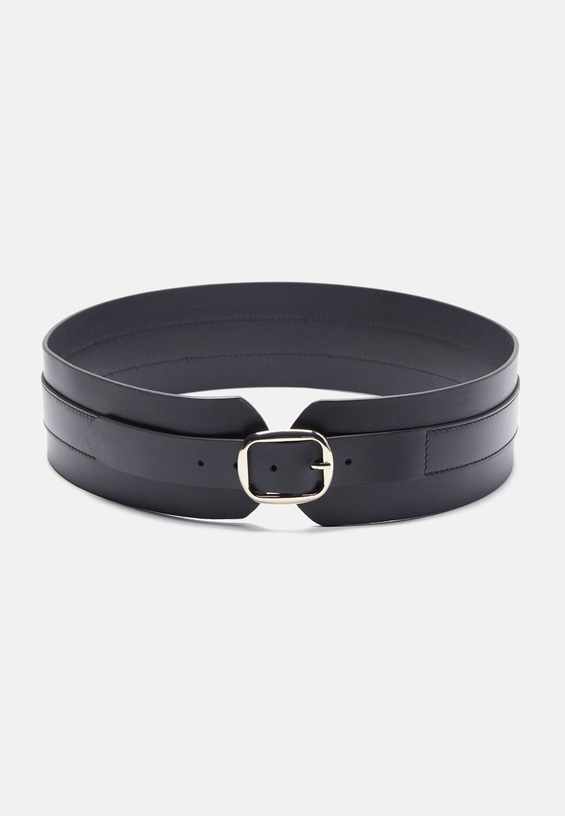 Ceinture en cuir noir avec une boucle carrée en argent fixée au centre, présentée sur un fond blanc.