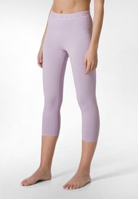 Leggings capri lilla con cintura alta che presenta il testo "DEHA // GODESS", texture liscia e dettagli di cucitura a contrasto.