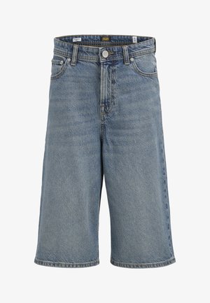 Shorts en jean bleu clair, dotés d'un design à cinq poches, d'une taille avec passants de ceinture, et d'une coupe droite qui arrive au genou.