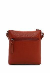 Oranžová kožená crossbody taška s texturovaným povrchem, která má přední kapsu na zip a kovové detaily. Čtvercový tvar.