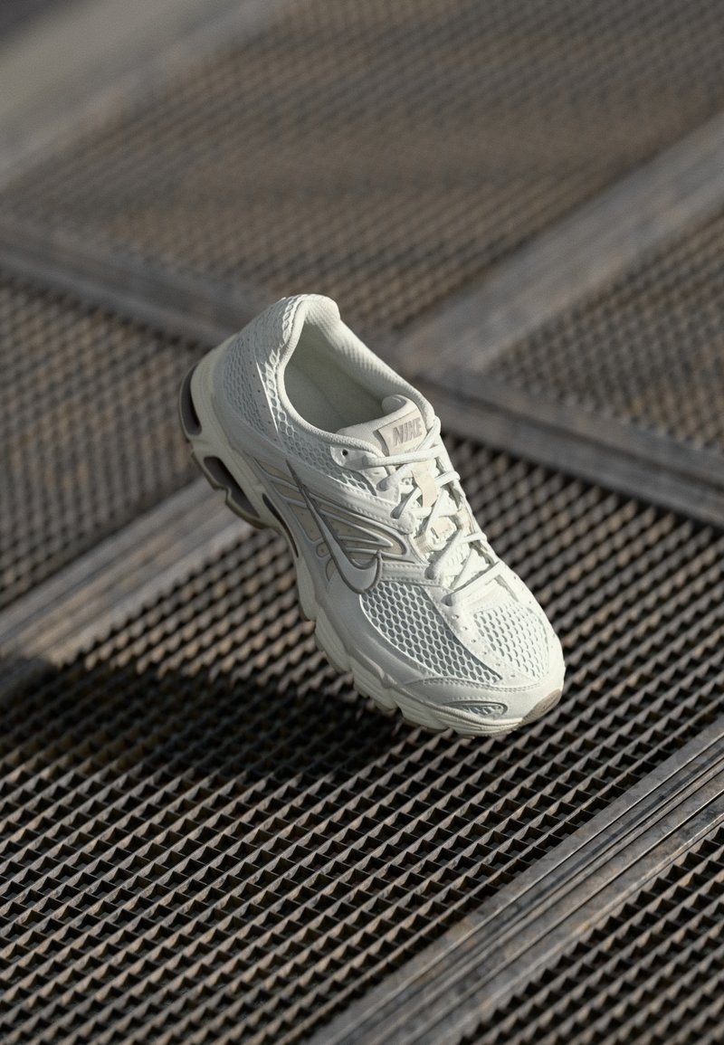 AIR MAX MOTO 2K phantom/metallic summit white/light bone/sail/college grey/off-white