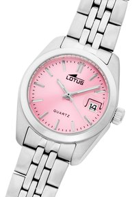 Strieborné nerezové quartz hodinky so zaobleným ružovým ciferníkom, striebornými hodinovými indexmi, zobrazením dátumu a prepojeným náramkom.