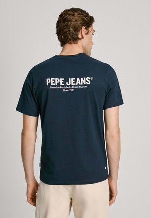 Tmavě modré bavlněné tričko s kulatým výstřihem a krátkými rukávy. Na zádech je velký bílý nápis "PEPE JEANS" a odkaz na trh.