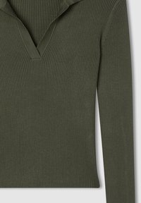 Zielono-oliwkowa, prążkowana bluzka z długim rękawem i dekoltem w serek. Miękka tekstura, przylegający fason, minimalistyczny design, bez widocznych elementów metalowych i wzorów.