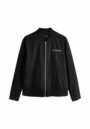 Sort bomberjakke med lynlås, ribbet krave og manchetter, sidelommer og hvid kursiv tekst på venstre bryst.