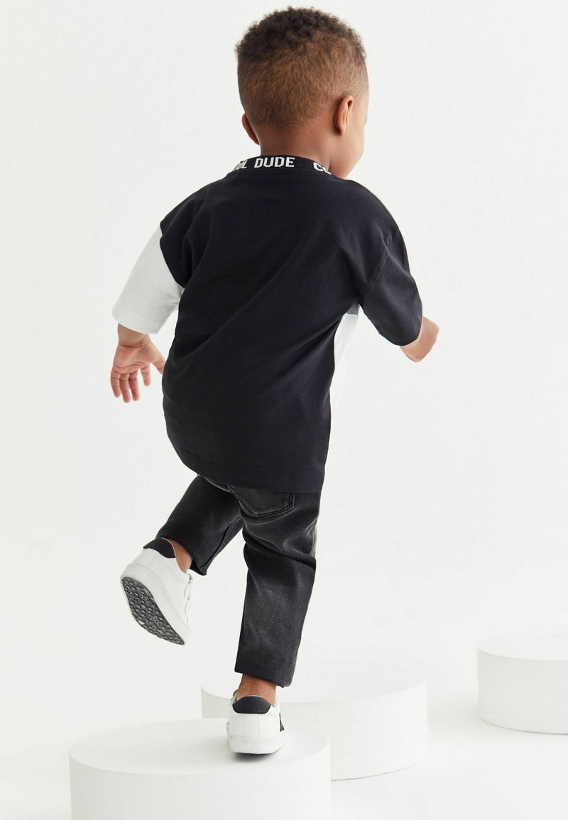 Kinder T-Shirts | Next SHORT SLEEVE T-Shirt print black/schwarz - WZ75683 Kinder T-Shirts | Next SHORT SLEEVE T-Shirt print black/schwarz - WZ75683