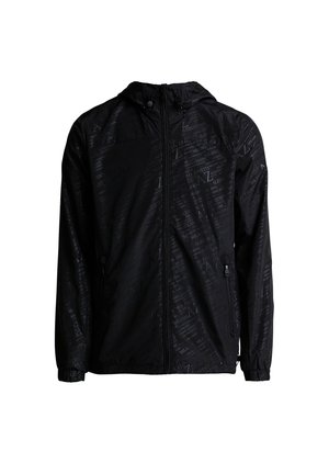 Czarna kurtka z kapturem zapinana na zamek, z subtelnym wzorem tekstowym na całej powierzchni, elastycznymi mankietami i kieszenią na zamek po prawej stronie.