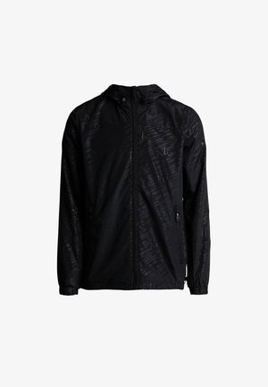 Czarna kurtka z kapturem zapinana na zamek, z subtelnym wzorem tekstowym na całej powierzchni, elastycznymi mankietami i kieszenią na zamek po prawej stronie.