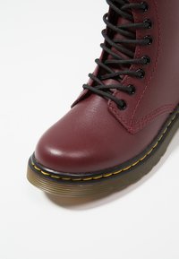 Dr. Martens 1460 J Softy - Botins de atacadores - cherry red