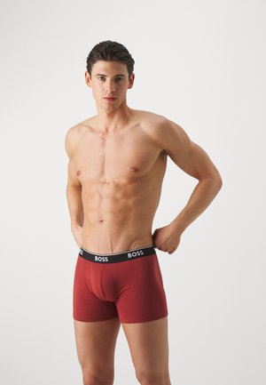 Boxer shorts rojos para hombre con una cintura de logo negro "BOSS", que presentan un diseño ajustado y una textura de tela suave.