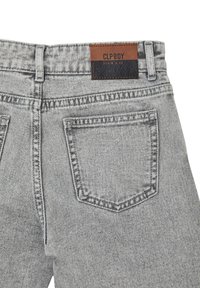 Helle graue Denim-Jeans mit verblichener Textur, sichtbarer Gesäßtasche, Gürtelschlaufen und braunem CLPBOY Denim & Co Markenlabel.