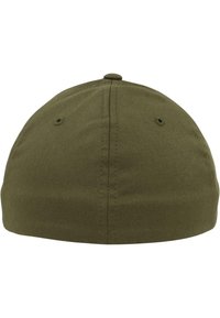 Casquette vert olive avec une couronne ronde, en tissu texturé. Présente un bouton centré et deux œillets de ventilation en haut.