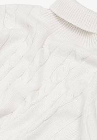 Maglione bianco a trecce con colletto alto a coste. Caratterizzato da motivi testurizzati e materiale morbido e spesso.