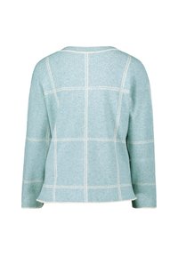 Helles blauer Pullover mit einem Karomuster, versehen mit weißen Nähten. Er hat lange Ärmel und einen runden Halsausschnitt. Weicher, strukturierter Stoff.