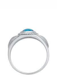 Anello in argento sterling con una pietra turchese rotonda. Il design presenta una texture sottile e un dettaglio a corda torciglione intorno alla pietra.