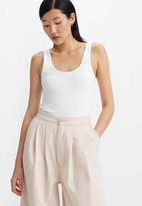 Levi's® MOJ PLEATED TROUSER - Trousers - soft ecru
