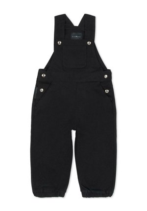 Peto negro para niño pequeño con tirantes ajustables, bolsillo delantero, botones laterales y puños elásticos en los tobillos.