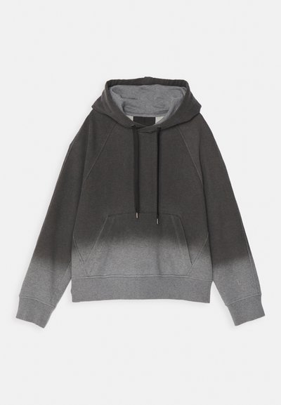 Sudadera con capucha gris que presenta un diseño de degradado de oscuro a claro, con un bolsillo tipo canguro, capucha ajustable y puños de canalé.