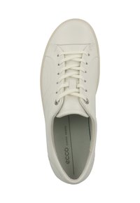 Weißes Leder-Sneaker mit runder Zehenpartie, strukturierten Schnürsenkeln und einer glatten Oberfläche. Helles beiges Gummisohle. Minimalistisches Design mit subtiler Markenkennzeichnung.