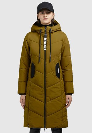 Olijfgroene geïsoleerde jas met een capuchon, voorzien van een rits aan de voorkant, zwarte accenten, diagonale stiksels en verstelbare trekkoorden.
