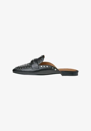 Schwarzer Leder-Schlüpfschuh mit silbernen Nieten entlang der oberen Kante und der Zehenpartie, mit flacher Sohle und runder Zehenform.