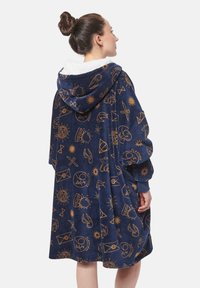 Accappatoio con cappuccio di colore blu navy, decorato con disegni dorati, in tessuto morbido, dalla vestibilità oversize, e con una fodera in peluche attorno al cappuccio per un comfort aggiuntivo.